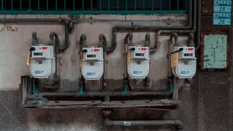 Fila de medidores de gas en la pared exterior de un edificio — gasista matriculado en Malvinas Argentinas